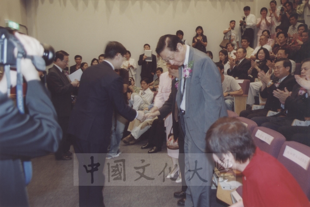 2000年10月1日「西洋名畫展」開幕典禮，教育部部長曾志朗、台北市長馬英九蒞臨會場致賀的圖檔，第11張，共26張