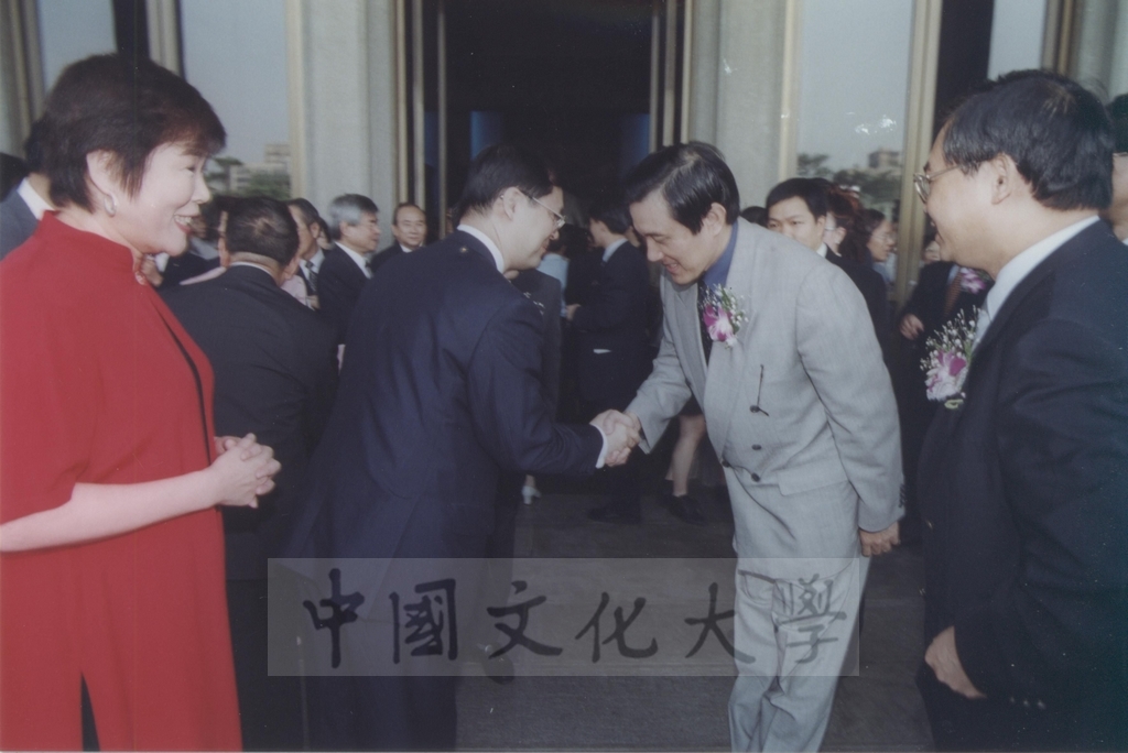 2000年10月1日「西洋名畫展」開幕典禮，教育部部長曾志朗、台北市長馬英九蒞臨會場致賀的圖檔，第23張，共26張