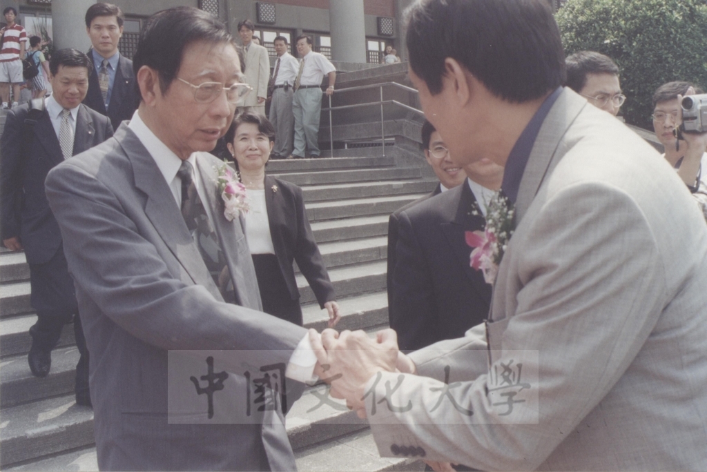 2000年10月1日「西洋名畫展」開幕典禮，教育部部長曾志朗、台北市長馬英九蒞臨會場致賀的圖檔，第26張，共26張