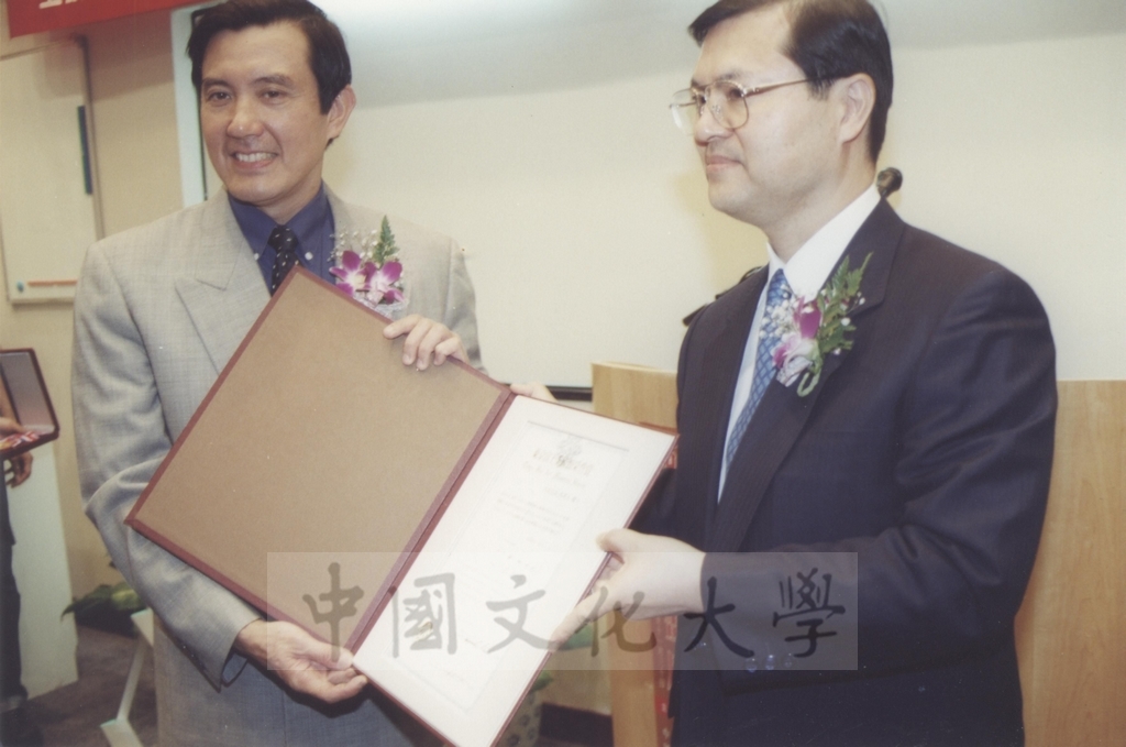 2000年10月1日台北市長馬英九獲頒日本東京富士美術館榮譽獎的圖檔，第2張，共6張