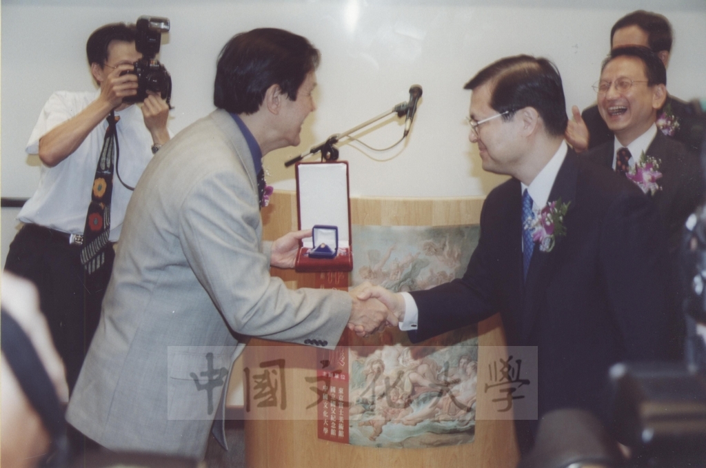 2000年10月1日台北市長馬英九獲頒日本東京富士美術館榮譽獎的圖檔，第5張，共6張