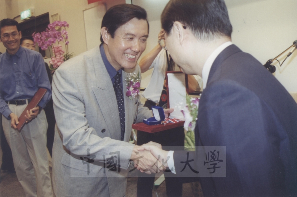 2000年10月1日台北市長馬英九獲頒日本東京富士美術館榮譽獎的圖檔，第6張，共6張