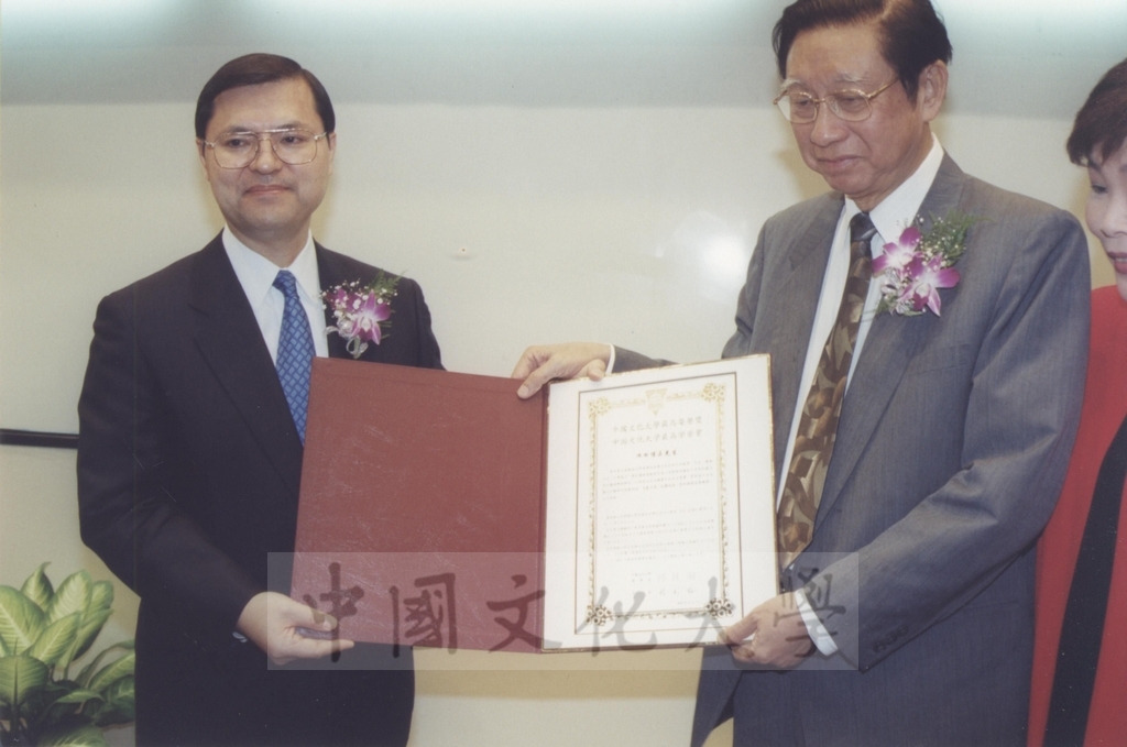 2000年10月1日本校頒贈感謝狀給日本東京富士美術館創辧人池田大作、最高榮譽獎給東京富士美術館主席參事池田博正的圖檔，第3張，共13張