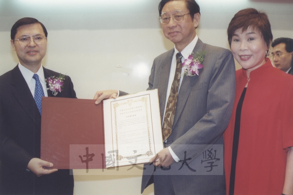 2000年10月1日本校頒贈感謝狀給日本東京富士美術館創辧人池田大作、最高榮譽獎給東京富士美術館主席參事池田博正的圖檔，第4張，共13張