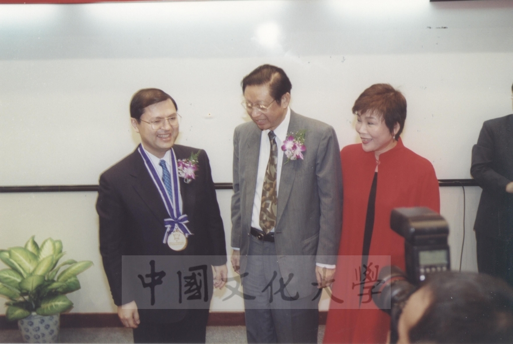 2000年10月1日本校頒贈感謝狀給日本東京富士美術館創辧人池田大作、最高榮譽獎給東京富士美術館主席參事池田博正的圖檔，第10張，共13張