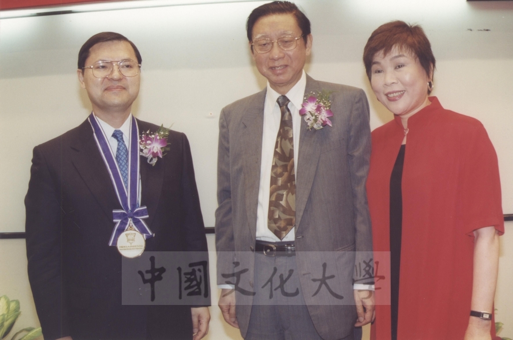 2000年10月1日本校頒贈感謝狀給日本東京富士美術館創辧人池田大作、最高榮譽獎給東京富士美術館主席參事池田博正的圖檔，第11張，共13張