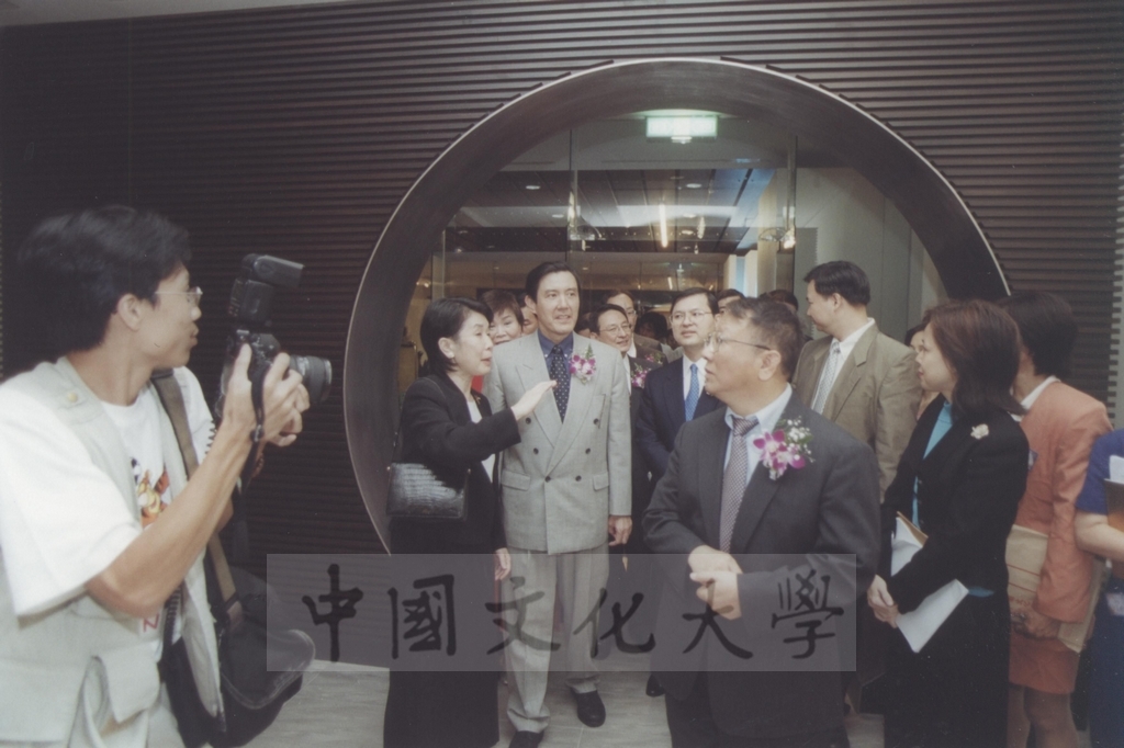 2000年10月1日教育部長曾志朗、台北市長馬英九參觀「西洋名畫展」的圖檔，第2張，共23張