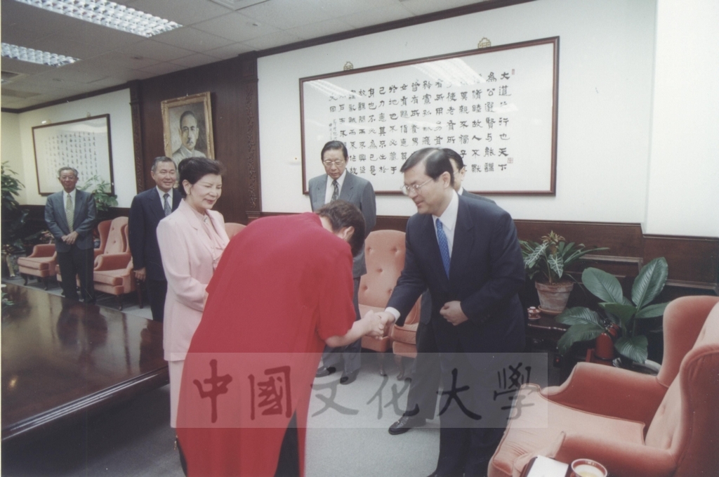 2000年10月1日日本東京富士美術館主席參事池田博正拜會國立國父紀念館館長張瑞濱的圖檔，第3張，共12張