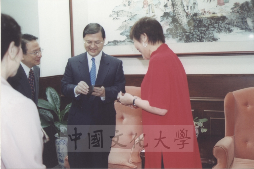 2000年10月1日日本東京富士美術館主席參事池田博正拜會國立國父紀念館館長張瑞濱的圖檔，第4張，共12張