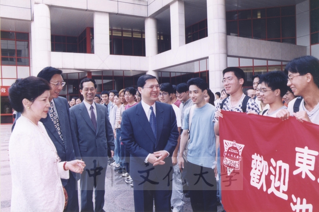 2000年10月2日日本東京富士美術館主席參事池田博正蒞臨本校參加「西洋名畫展榮譽獎」典禮的圖檔，第2張，共13張