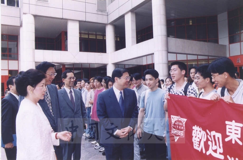 2000年10月2日日本東京富士美術館主席參事池田博正蒞臨本校參加「西洋名畫展榮譽獎」典禮的圖檔，第3張，共13張