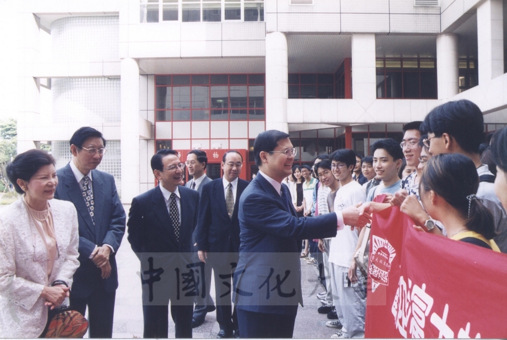 2000年10月2日日本東京富士美術館主席參事池田博正蒞臨本校參加「西洋名畫展榮譽獎」典禮的圖檔，第4張，共13張