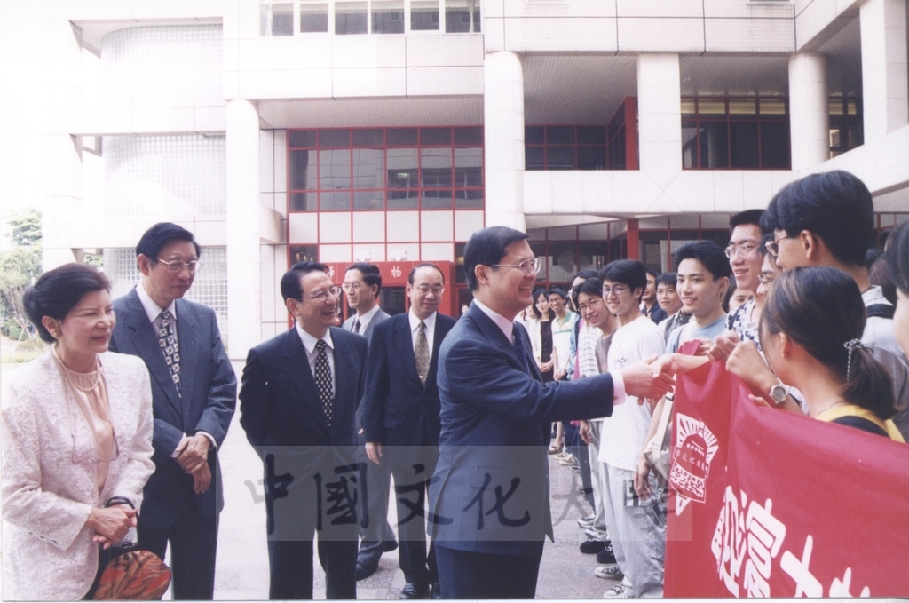 2000年10月2日日本東京富士美術館主席參事池田博正蒞臨本校參加「西洋名畫展榮譽獎」典禮的圖檔，第5張，共13張