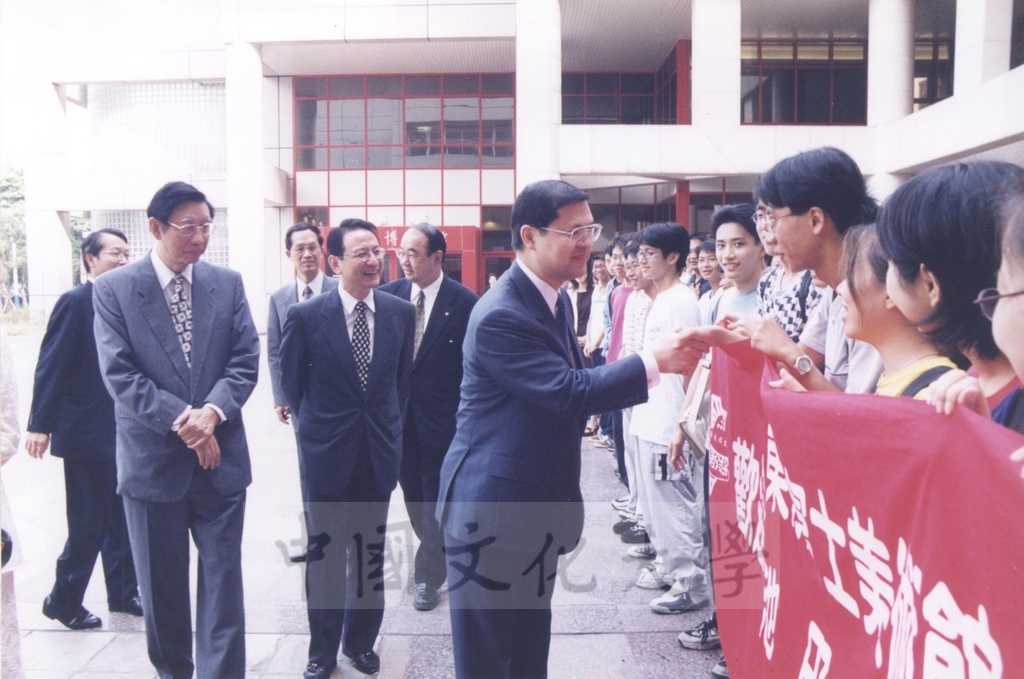 2000年10月2日日本東京富士美術館主席參事池田博正蒞臨本校參加「西洋名畫展榮譽獎」典禮的圖檔，第6張，共13張