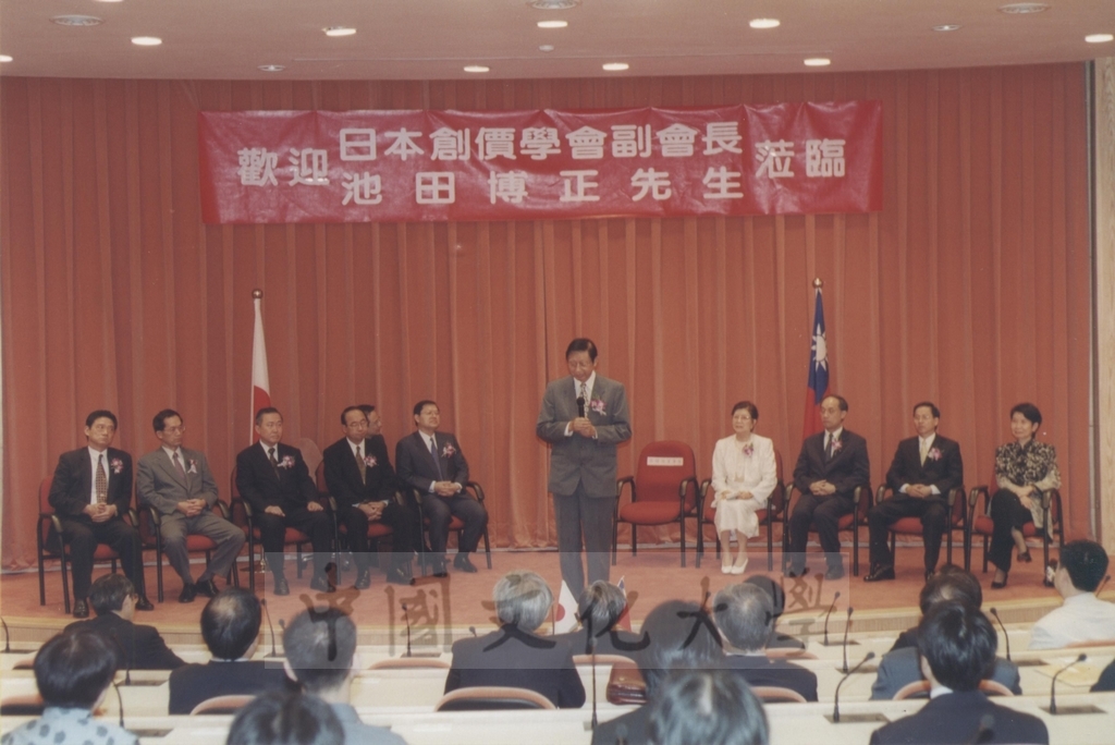 2000年10月2日本校與日本東京富士美術館舉行「西洋名畫展」榮譽獎頒贈典禮的圖檔，第2張，共24張