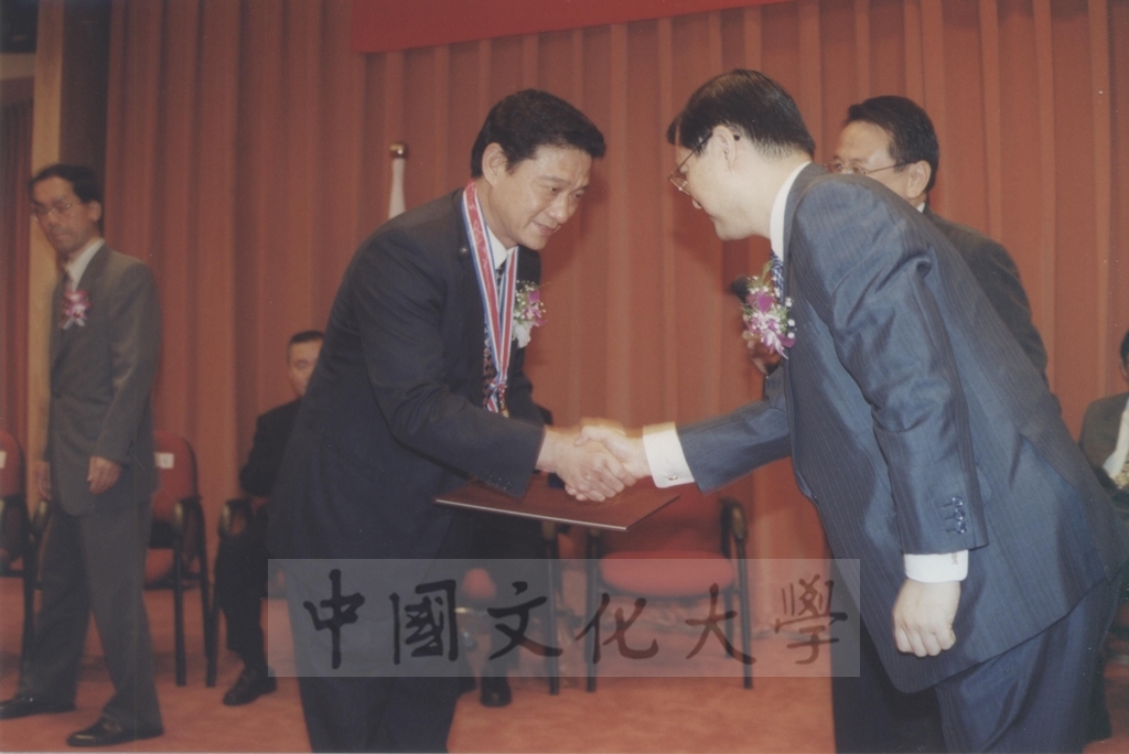 2000年10月2日本校與日本東京富士美術館舉行「西洋名畫展」榮譽獎頒贈典禮的圖檔，第6張，共24張