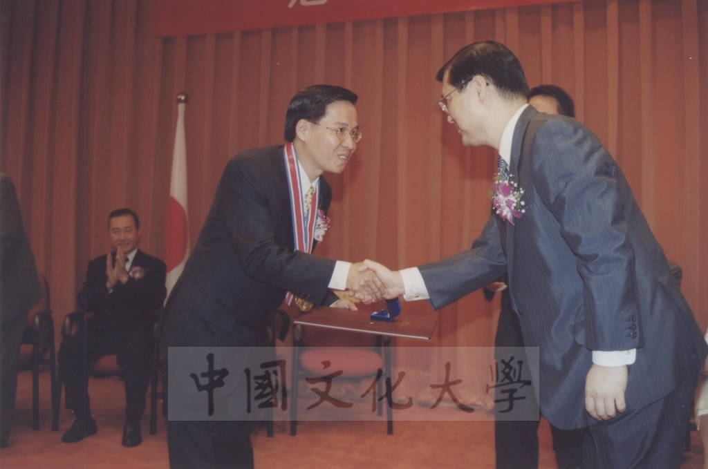 2000年10月2日本校與日本東京富士美術館舉行「西洋名畫展」榮譽獎頒贈典禮的圖檔，第8張，共24張