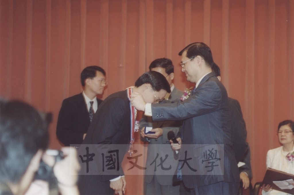 2000年10月2日本校與日本東京富士美術館舉行「西洋名畫展」榮譽獎頒贈典禮的圖檔，第9張，共24張