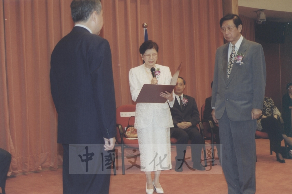 2000年10月2日本校與日本東京富士美術館舉行「西洋名畫展」榮譽獎頒贈典禮的圖檔，第13張，共24張