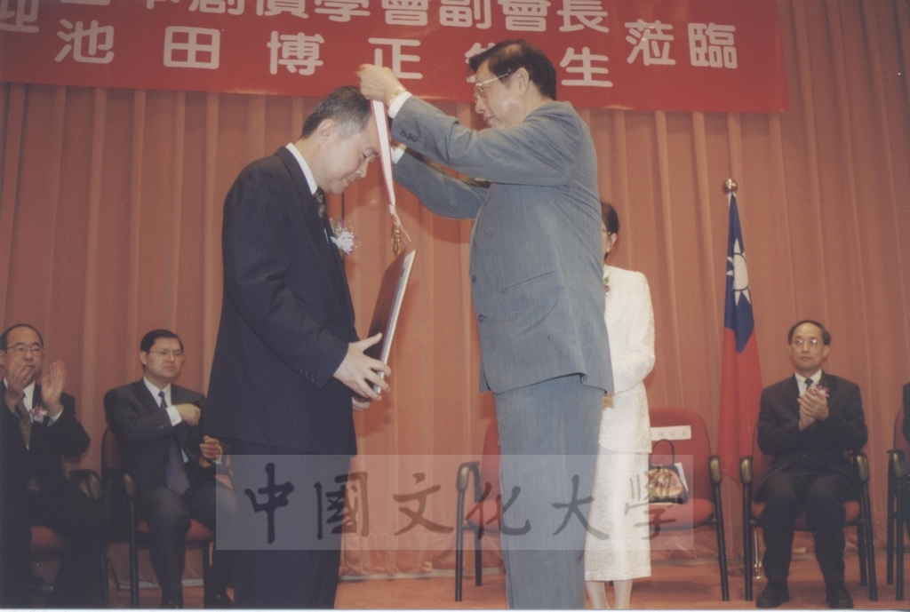 2000年10月2日本校與日本東京富士美術館舉行「西洋名畫展」榮譽獎頒贈典禮的圖檔，第14張，共24張