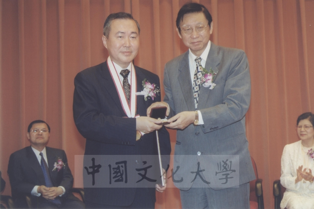 2000年10月2日本校與日本東京富士美術館舉行「西洋名畫展」榮譽獎頒贈典禮的圖檔，第15張，共24張