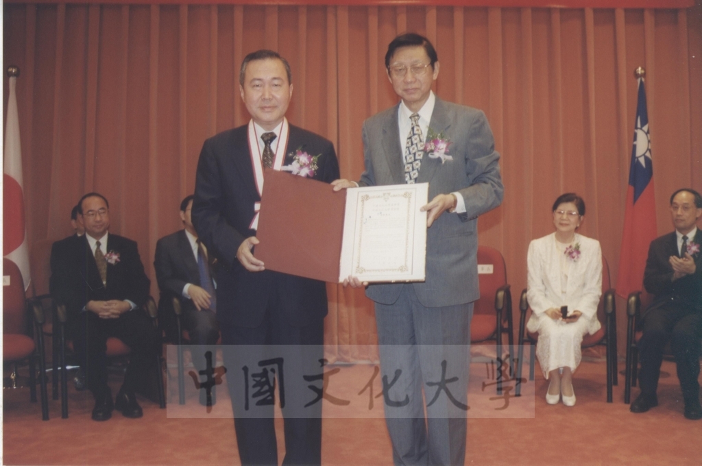 2000年10月2日本校與日本東京富士美術館舉行「西洋名畫展」榮譽獎頒贈典禮的圖檔，第16張，共24張