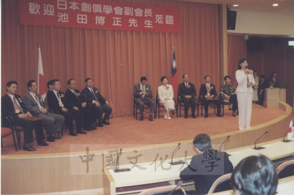 2000年10月2日本校與日本東京富士美術館舉行「西洋名畫展」榮譽獎頒贈典禮的圖檔，第18張，共24張