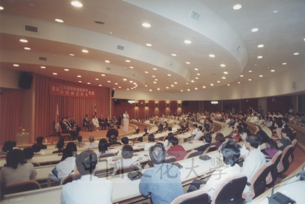 2000年10月2日本校與日本東京富士美術館舉行「西洋名畫展」榮譽獎頒贈典禮的圖檔，第19張，共24張