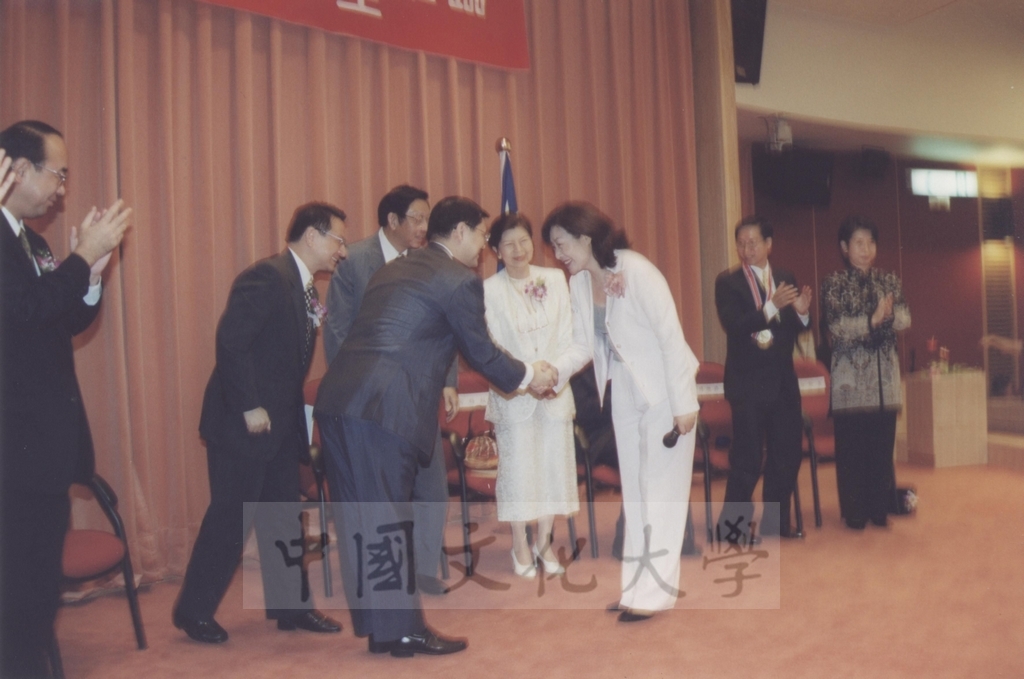 2000年10月2日本校與日本東京富士美術館舉行「西洋名畫展」榮譽獎頒贈典禮的圖檔，第20張，共24張