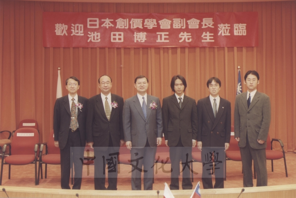 2000年10月2日本校與日本東京富士美術館舉行「西洋名畫展」榮譽獎頒贈典禮的圖檔，第22張，共24張