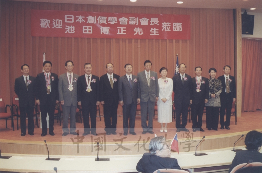 2000年10月2日本校與日本東京富士美術館舉行「西洋名畫展」榮譽獎頒贈典禮的圖檔，第23張，共24張