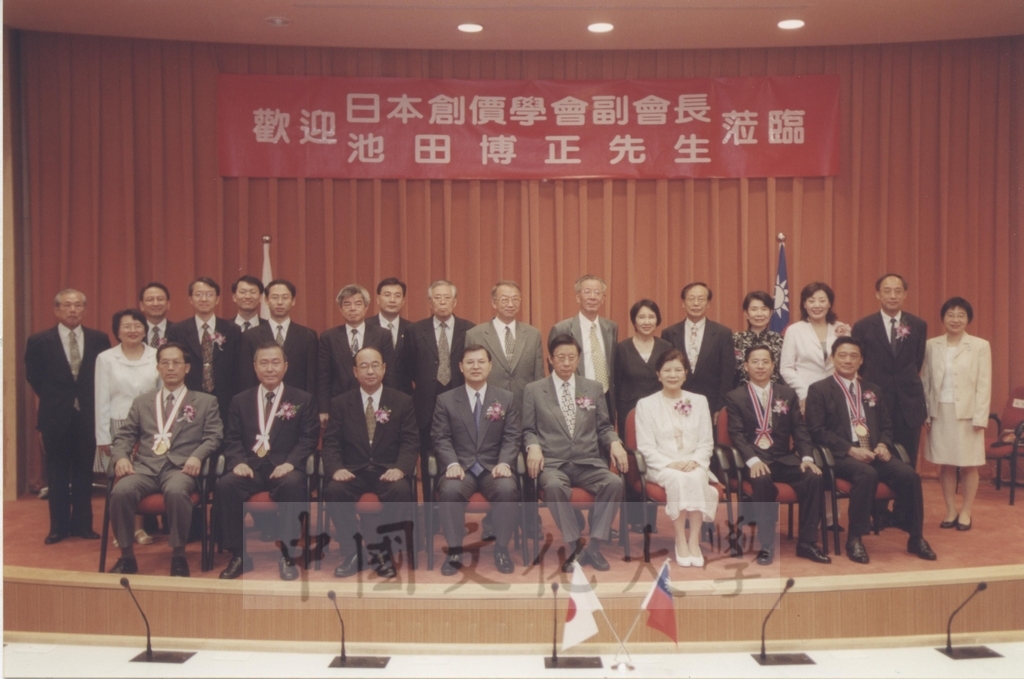 2000年10月2日本校與日本東京富士美術館舉行「西洋名畫展」榮譽獎頒贈典禮的圖檔，第24張，共24張