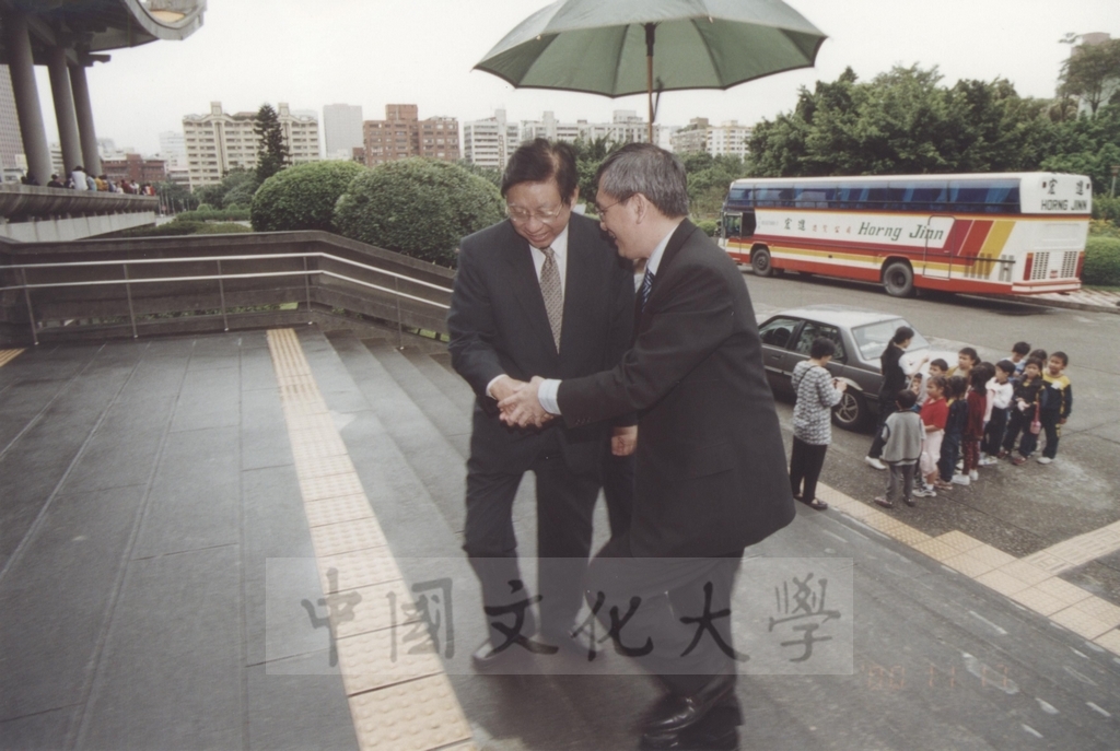 2000年11月17日台視董事長賴國洲蒞臨國父紀念館參觀「西洋名畫展」的圖檔，第2張，共2張