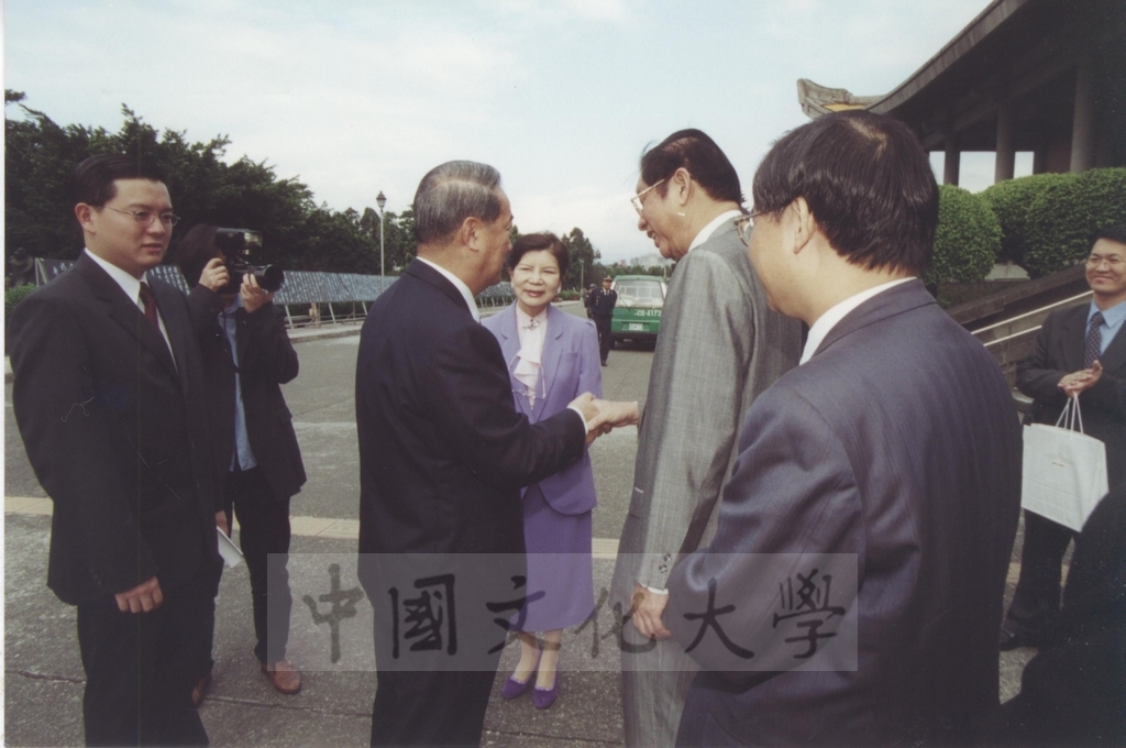2000年11月28日全台灣省省主席、親民黨主席宋楚蒞臨國父紀念館參觀「西洋名畫展」的圖檔，第1張，共10張