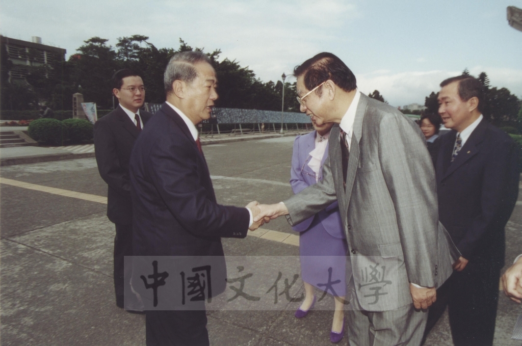 2000年11月28日全台灣省省主席、親民黨主席宋楚蒞臨國父紀念館參觀「西洋名畫展」的圖檔，第2張，共10張