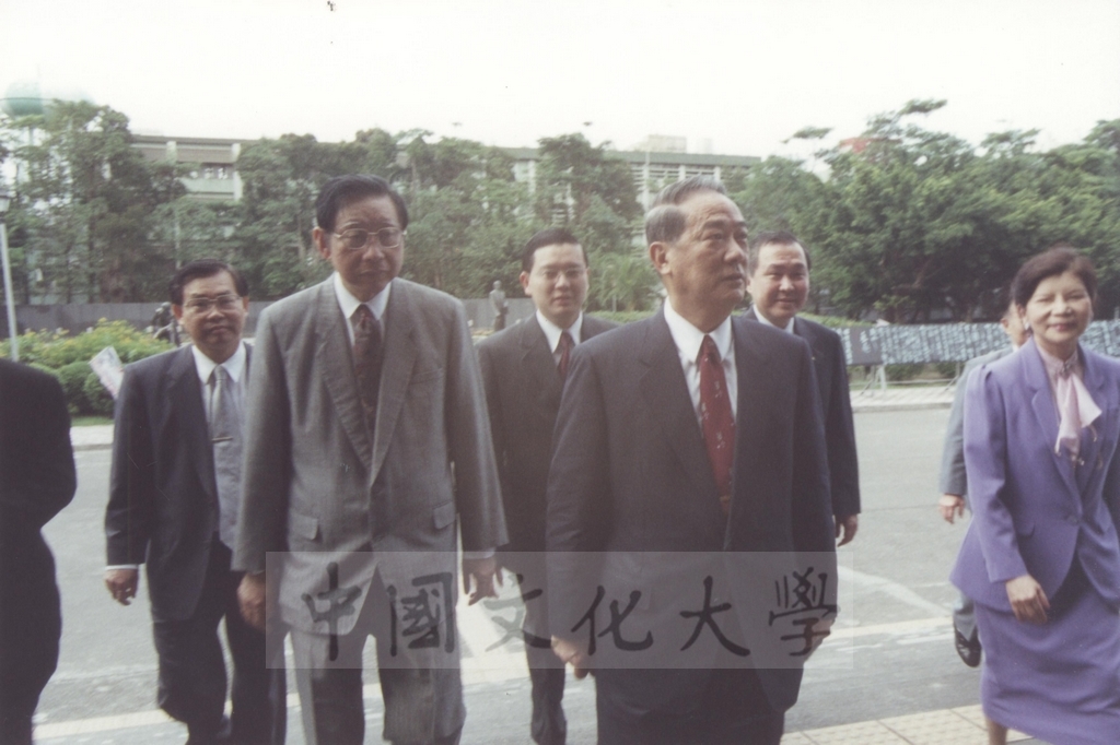 2000年11月28日全台灣省省主席、親民黨主席宋楚蒞臨國父紀念館參觀「西洋名畫展」的圖檔，第3張，共10張