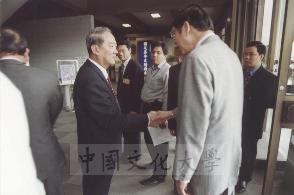 2000年11月28日全台灣省省主席、親民黨主席宋楚蒞臨國父紀念館參觀「西洋名畫展」的圖檔，第4張，共10張