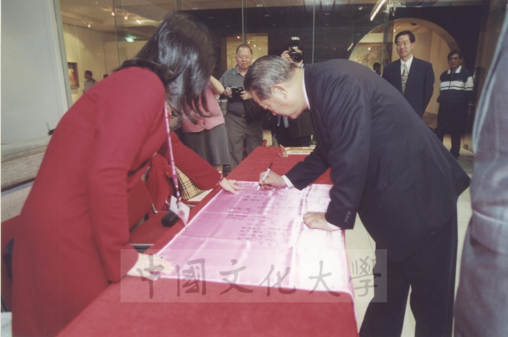 2000年11月28日全台灣省省主席、親民黨主席宋楚蒞臨國父紀念館參觀「西洋名畫展」的圖檔，第5張，共10張