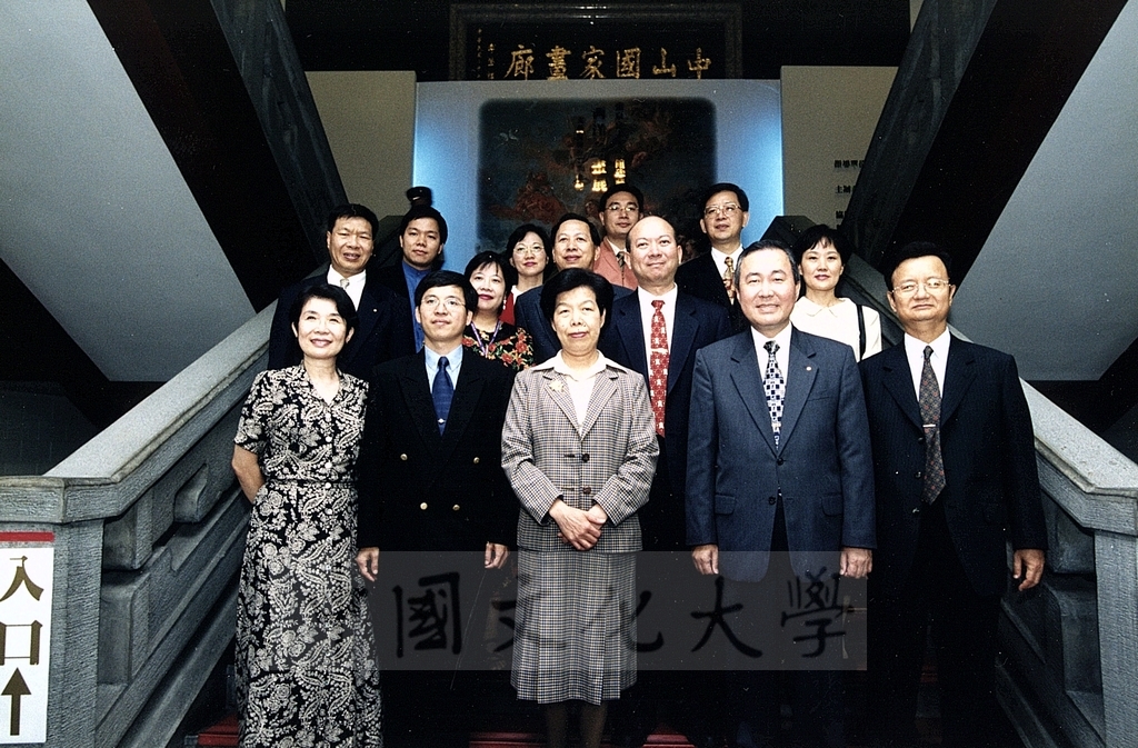2000年10月26日內政部部長張博雅蒞臨國父紀念館參觀「西洋名畫展」的圖檔，第1張，共1張