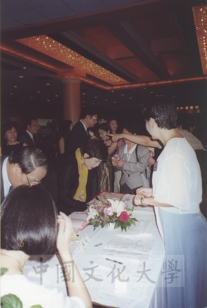 2000年9月1日董事長張鏡湖、董事穆閩珠、校長林彩梅等一行人參加由美東校友會舉辦之張創辦人其昀先生百歲誕辰追思紀念餐會的圖檔，第4張，共23張