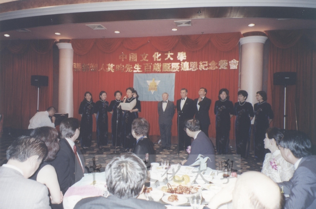 2000年9月1日董事長張鏡湖、董事穆閩珠、校長林彩梅等一行人參加由美東校友會舉辦之張創辦人其昀先生百歲誕辰追思紀念餐會的圖檔，第9張，共23張