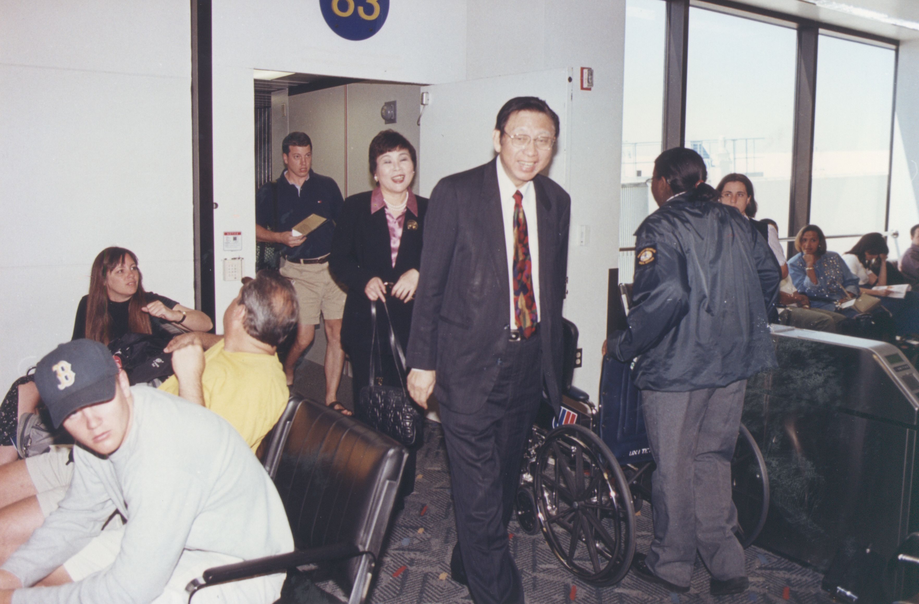 2000年9月11日董事長張鏡湖、董事穆閩珠、校長林彩梅等一行人抵達洛杉磯參加由南加州校友會舉辦之張其昀博士百年冥誕紀念大會的圖檔，第12張，共81張