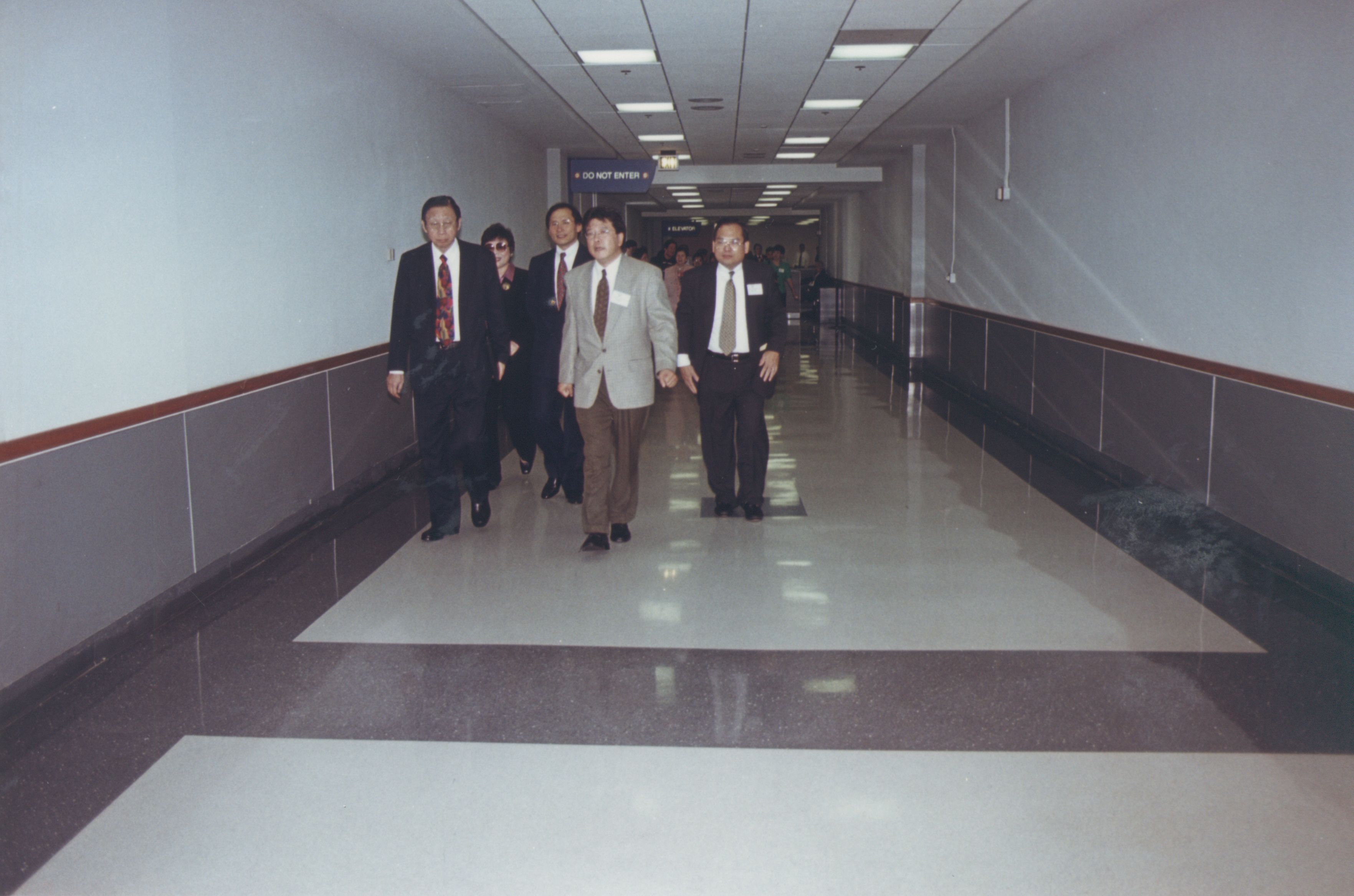 2000年9月11日董事長張鏡湖、董事穆閩珠、校長林彩梅等一行人抵達洛杉磯參加由南加州校友會舉辦之張其昀博士百年冥誕紀念大會的圖檔，第14張，共81張
