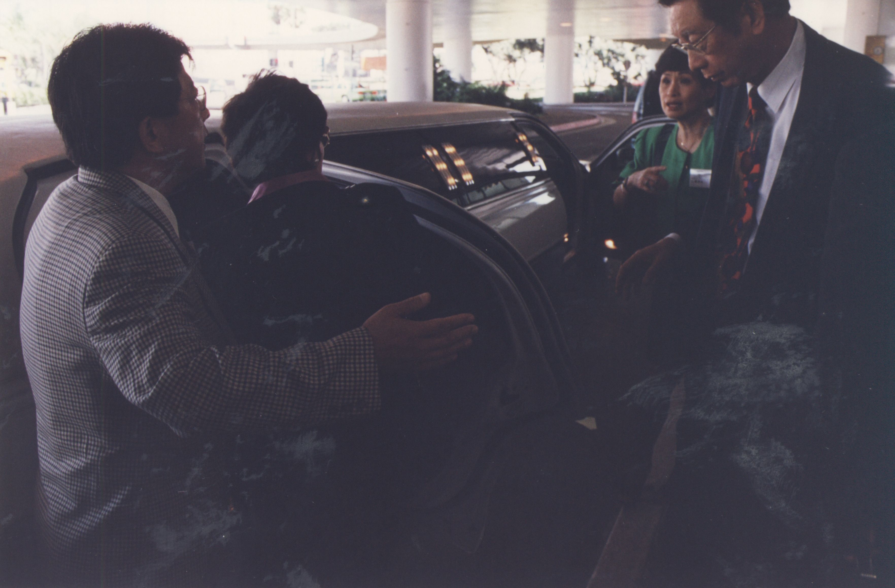 2000年9月11日董事長張鏡湖、董事穆閩珠、校長林彩梅等一行人抵達洛杉磯參加由南加州校友會舉辦之張其昀博士百年冥誕紀念大會的圖檔，第17張，共81張