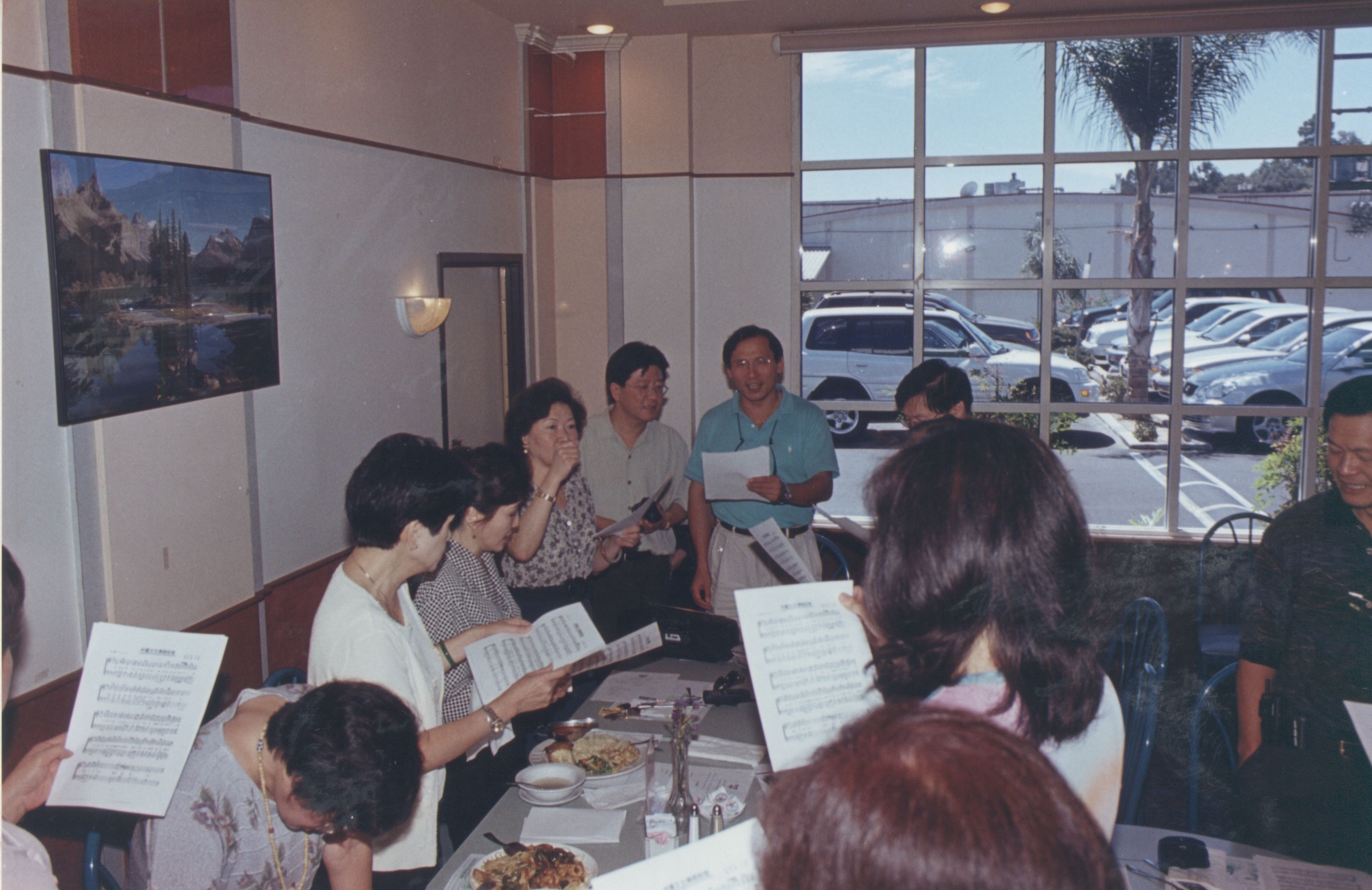 2000年9月11日董事長張鏡湖、董事穆閩珠、校長林彩梅等一行人抵達洛杉磯參加由南加州校友會舉辦之張其昀博士百年冥誕紀念大會的圖檔，第19張，共81張