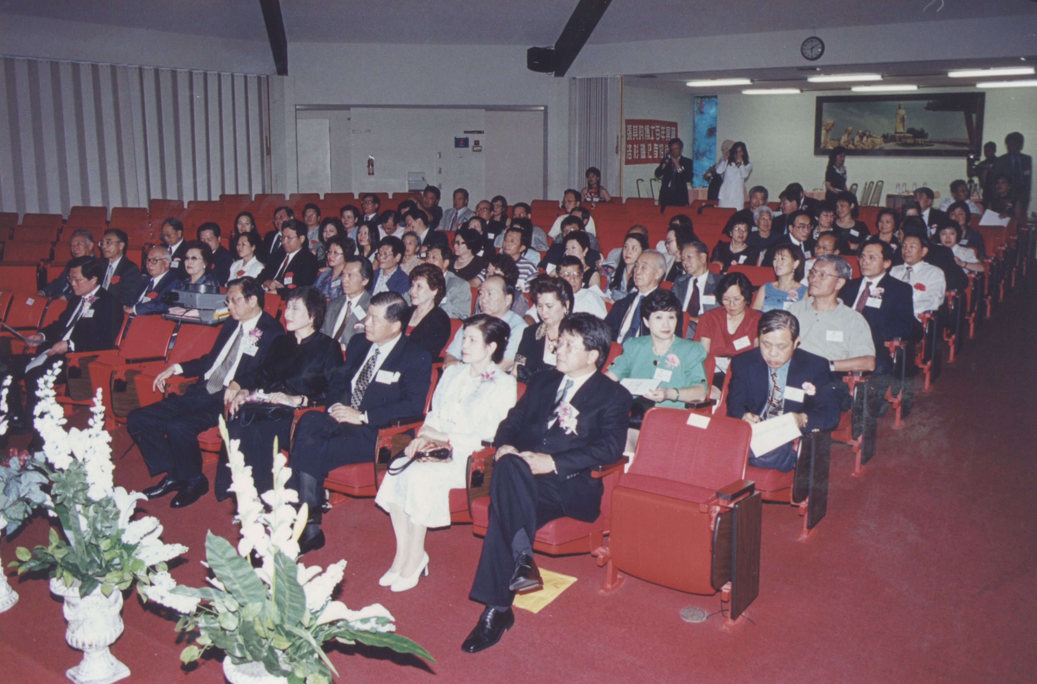 2000年9月11日董事長張鏡湖、董事穆閩珠、校長林彩梅等一行人抵達洛杉磯參加由南加州校友會舉辦之張其昀博士百年冥誕紀念大會的圖檔，第24張，共81張