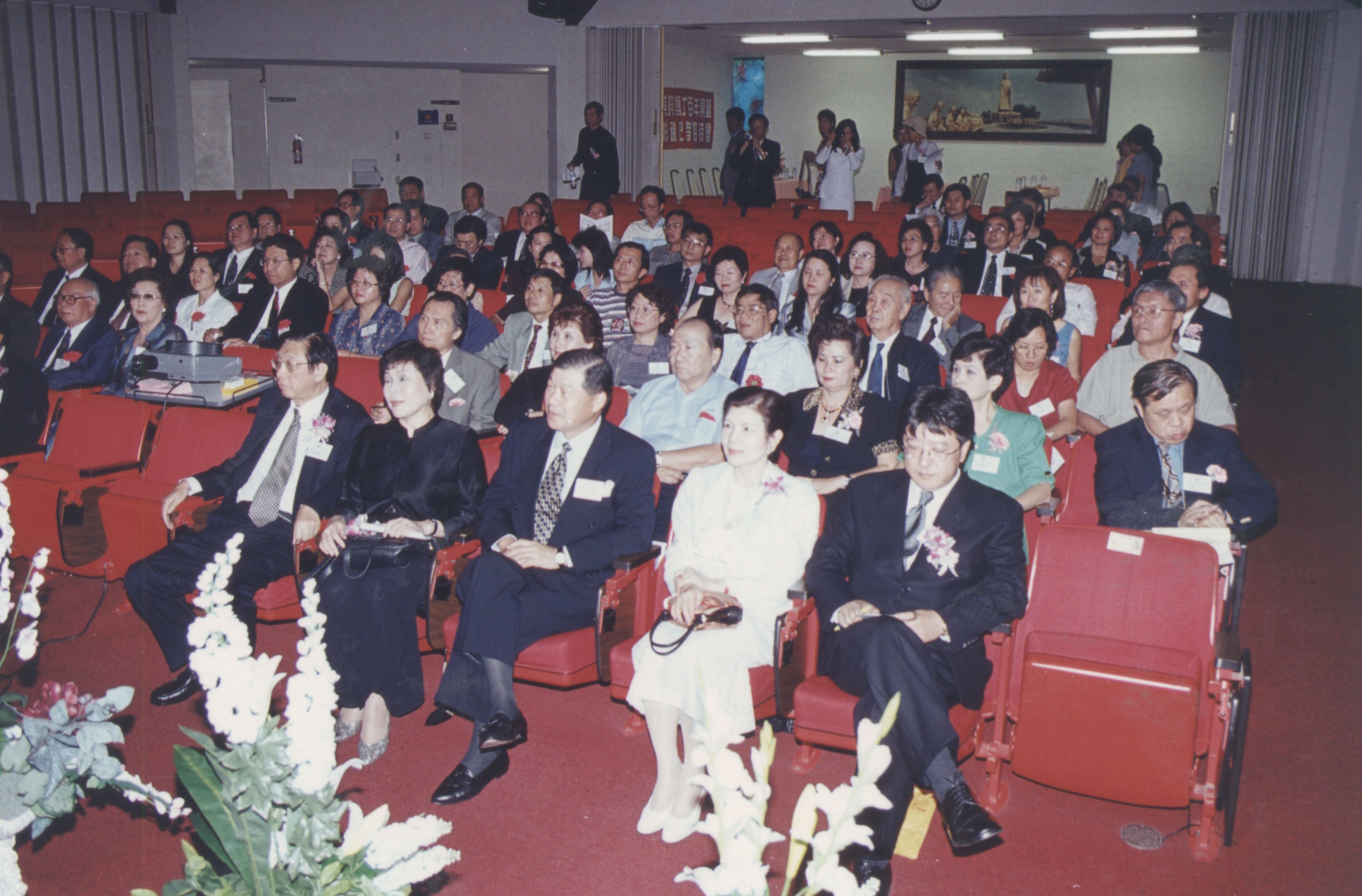 2000年9月11日董事長張鏡湖、董事穆閩珠、校長林彩梅等一行人抵達洛杉磯參加由南加州校友會舉辦之張其昀博士百年冥誕紀念大會的圖檔，第25張，共81張