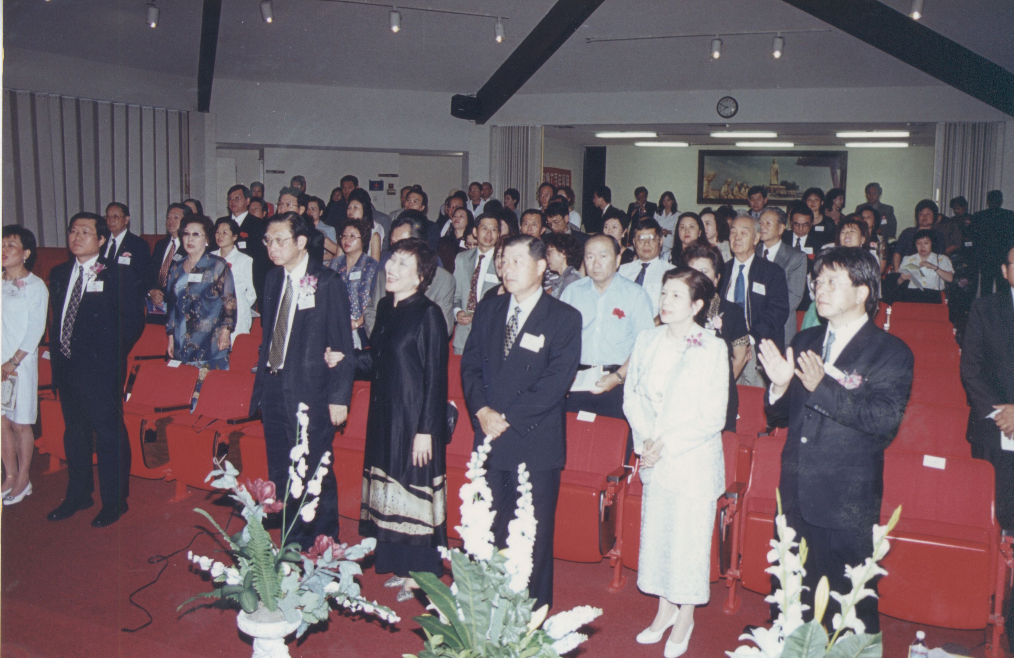 2000年9月11日董事長張鏡湖、董事穆閩珠、校長林彩梅等一行人抵達洛杉磯參加由南加州校友會舉辦之張其昀博士百年冥誕紀念大會的圖檔，第26張，共81張