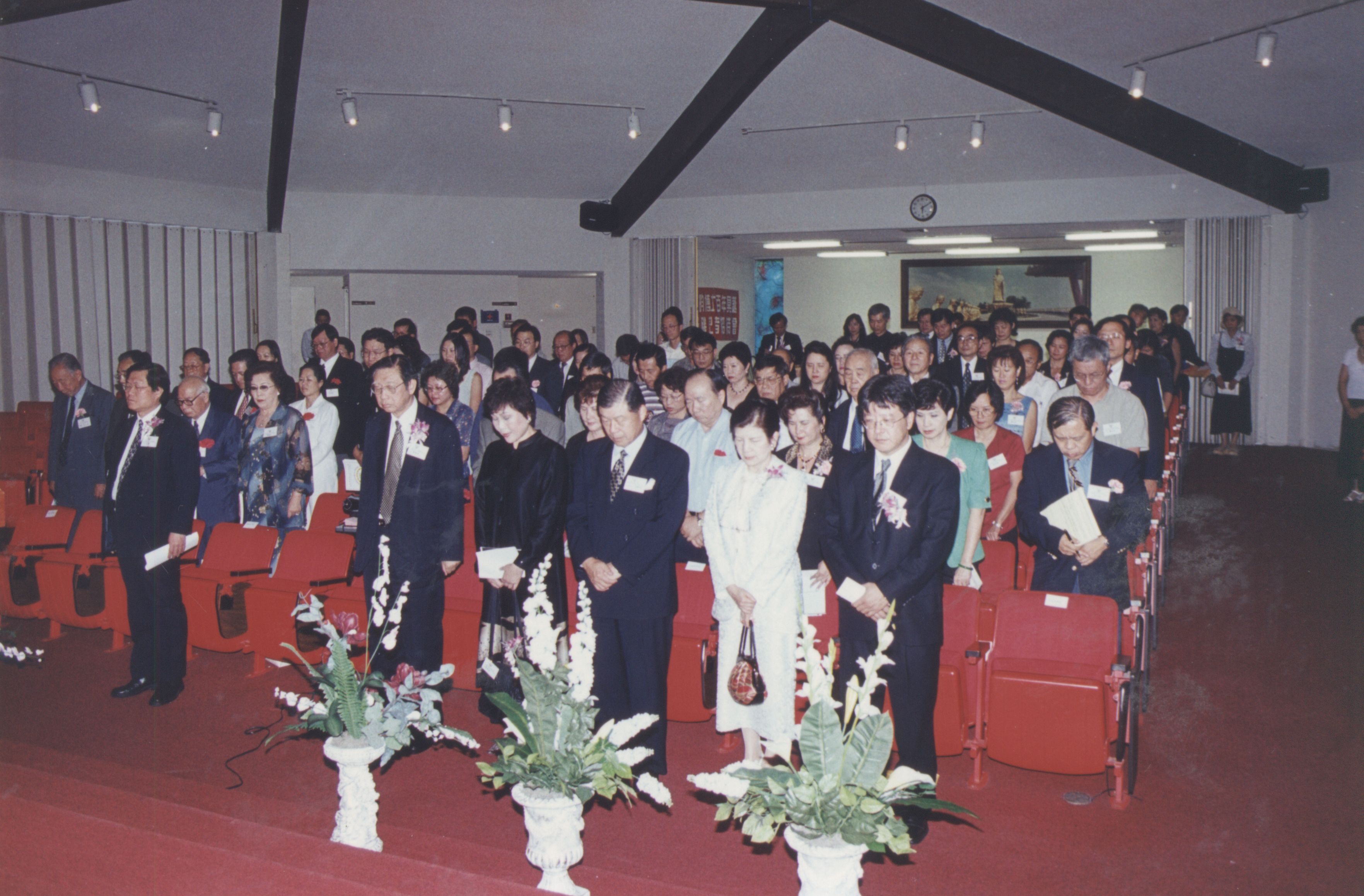2000年9月11日董事長張鏡湖、董事穆閩珠、校長林彩梅等一行人抵達洛杉磯參加由南加州校友會舉辦之張其昀博士百年冥誕紀念大會的圖檔，第27張，共81張