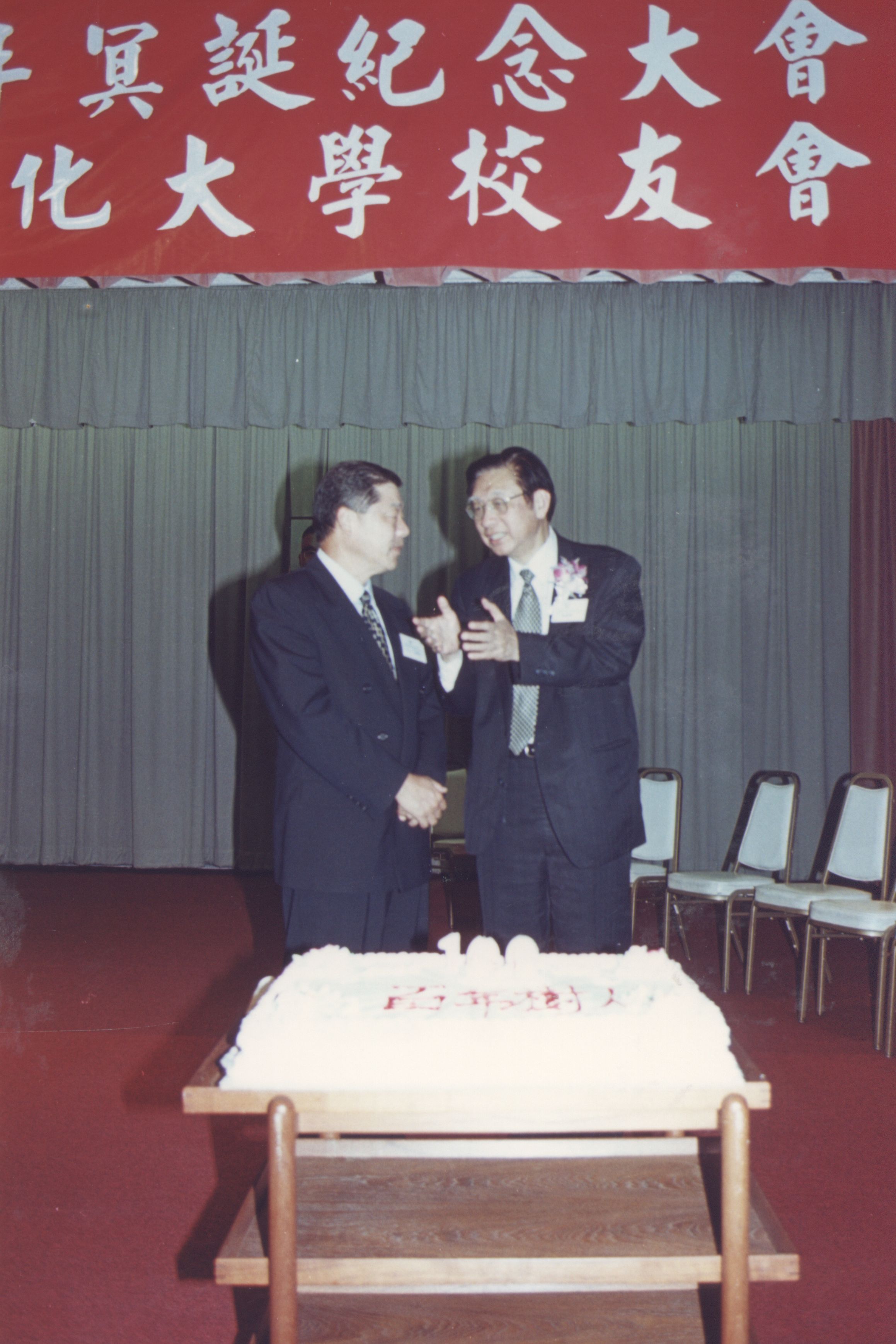 2000年9月11日董事長張鏡湖、董事穆閩珠、校長林彩梅等一行人抵達洛杉磯參加由南加州校友會舉辦之張其昀博士百年冥誕紀念大會的圖檔，第52張，共81張